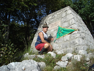 ... Silvano posa davanti al cippo ...